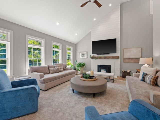 15 County Road, Bedford, NH 03110