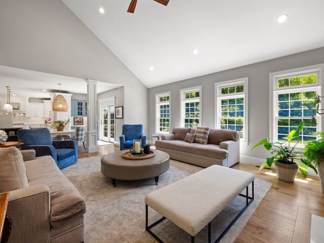 15 County Road, Bedford, NH 03110