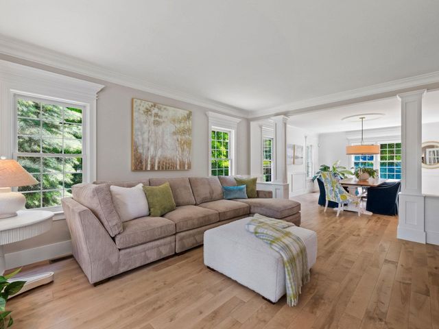15 County Road, Bedford, NH 03110