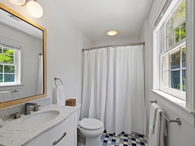 15 County Road, Bedford, NH 03110