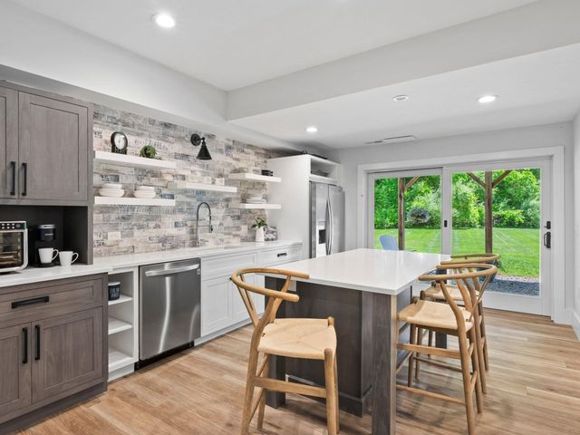 15 County Road, Bedford, NH 03110