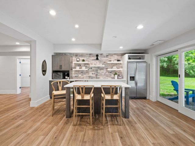15 County Road, Bedford, NH 03110