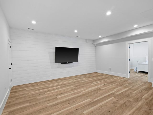 15 County Road, Bedford, NH 03110