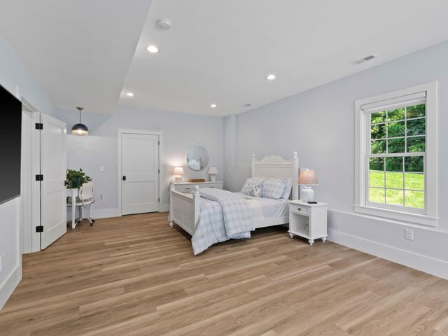 15 County Road, Bedford, NH 03110