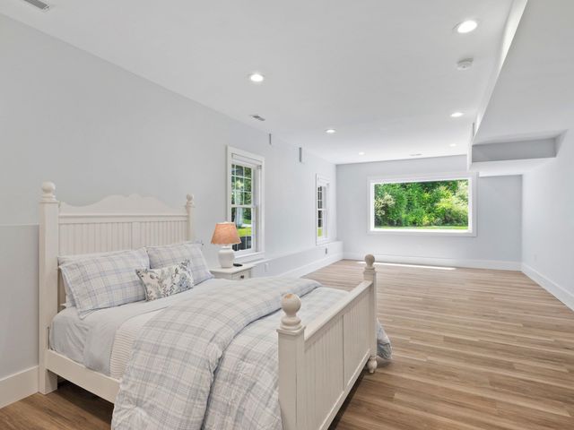 15 County Road, Bedford, NH 03110