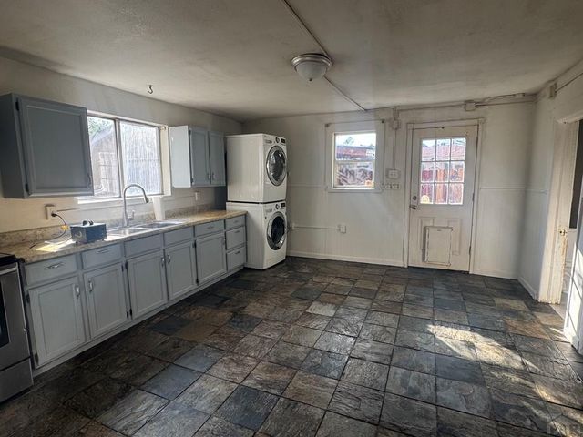 1027 E Abriendo Ave, Pueblo, CO 81004