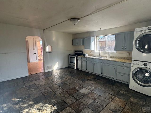1027 E Abriendo Ave, Pueblo, CO 81004