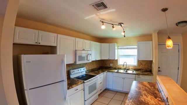 236 Castlewood Drive 202, North Palm Beach, FL 33408