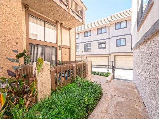 1925 E Huntington Drive E, Duarte, CA 91010