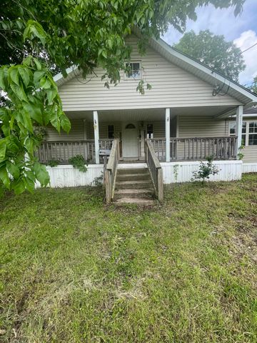 421 North Phelps Street, Mansfield, MO 65704