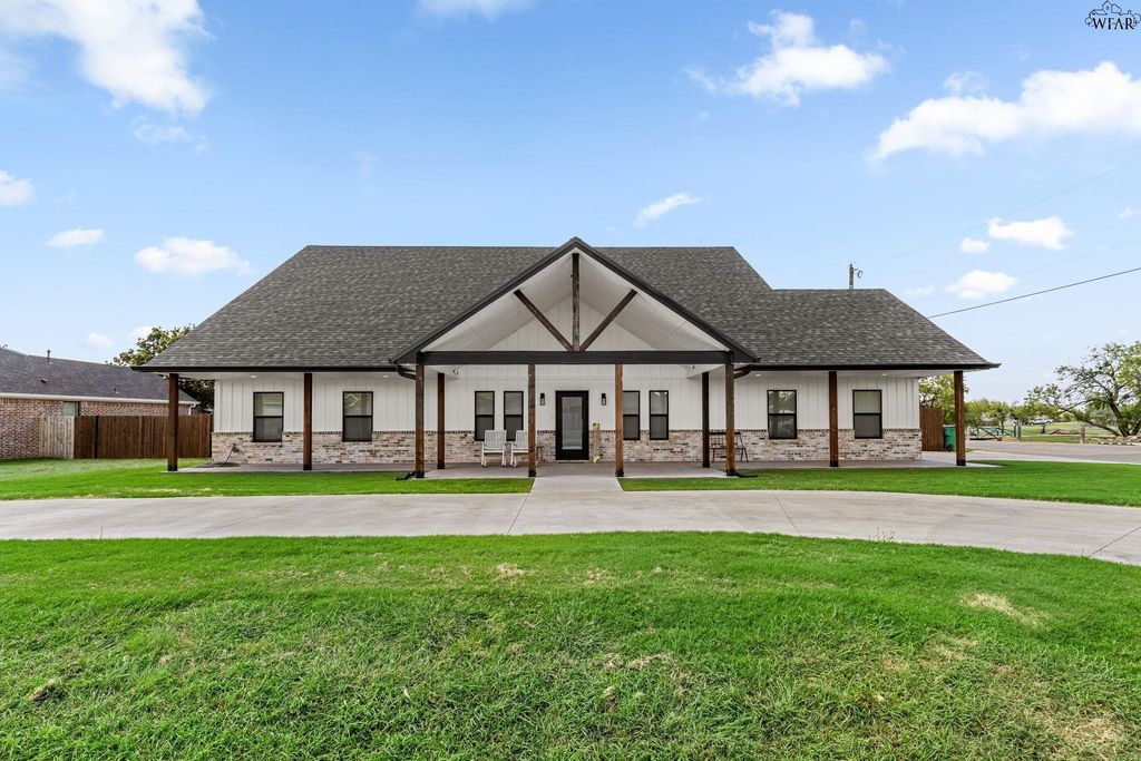 304 MARINERS WAY, Wichita Falls, TX 76308