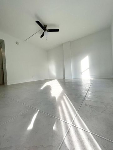 890 N Federal Highway 405, Lantana, FL 33462