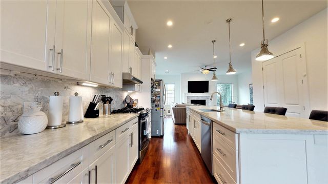 5422 Darling Street C, Houston, TX 77007