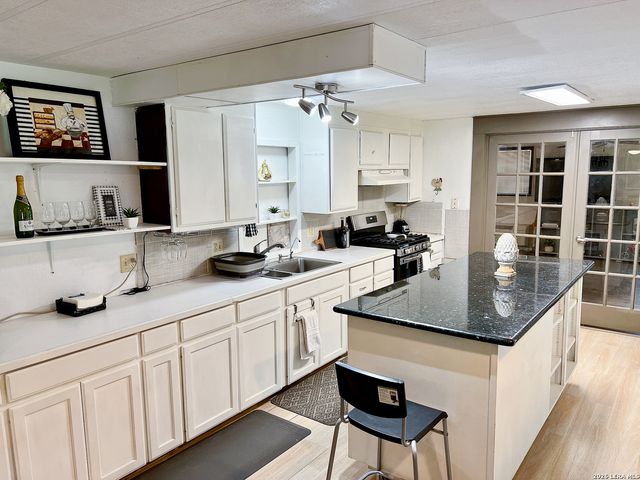 120 TOWN VW, Canyon Lake, TX 78133