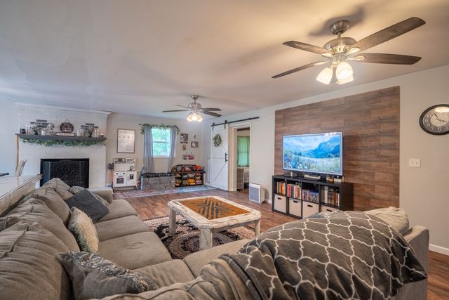 960 Knob Creek Rd, Lawrenceburg, TN 38464