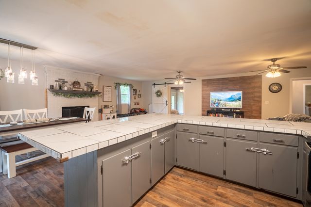 960 Knob Creek Rd, Lawrenceburg, TN 38464