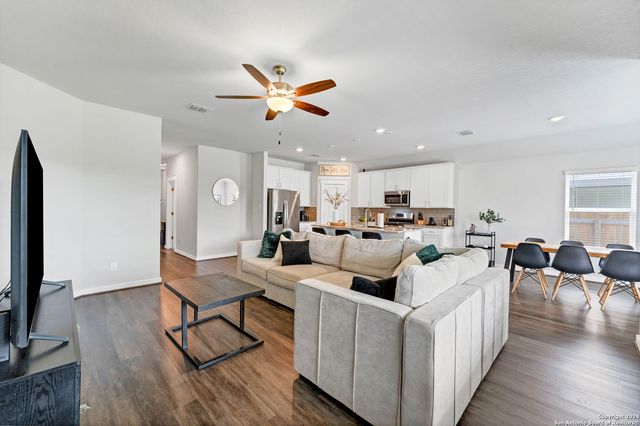 4323 W Vasquez Cir, Converse, TX 78109