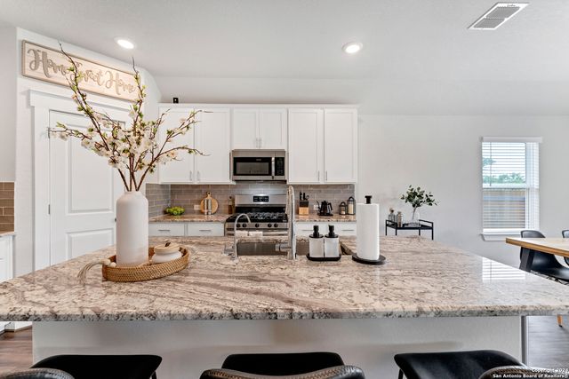 4323 W Vasquez Cir, Converse, TX 78109