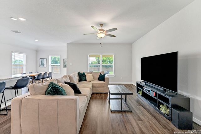 4323 W Vasquez Cir, Converse, TX 78109