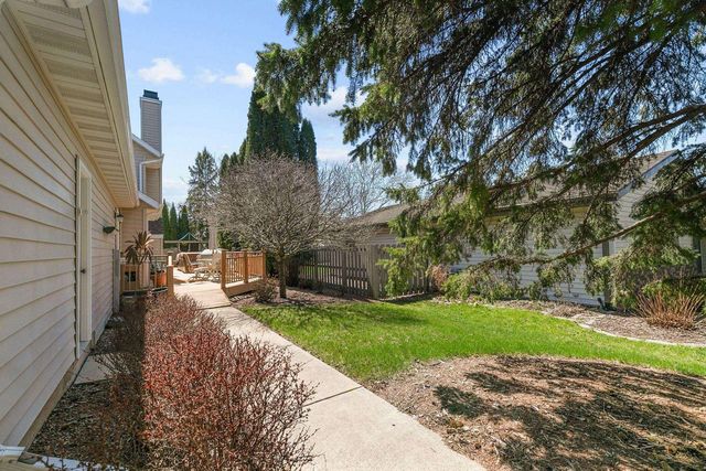 2611 N NICHOLAS STREET, Appleton, WI 54914