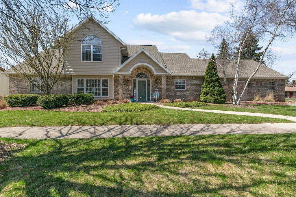 2611 N NICHOLAS STREET, Appleton, WI 54914
