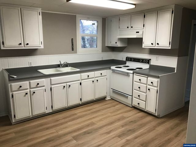 412 W Main St, Silverton, OR 97381