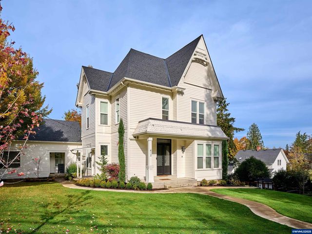 412 W Main St, Silverton, OR 97381