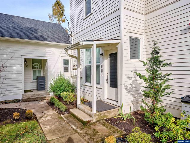 412 W Main St, Silverton, OR 97381