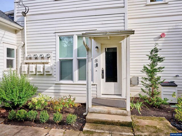 412 W Main St, Silverton, OR 97381