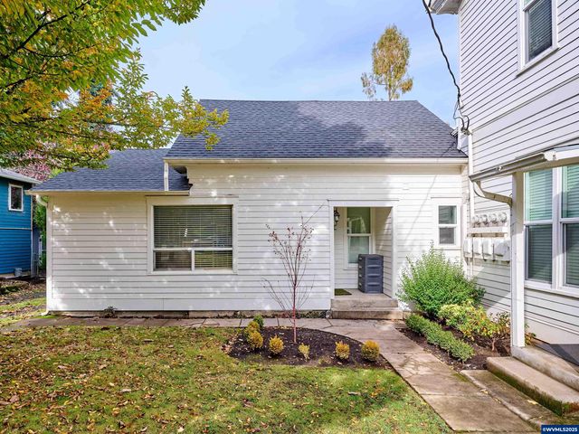 412 W Main St, Silverton, OR 97381