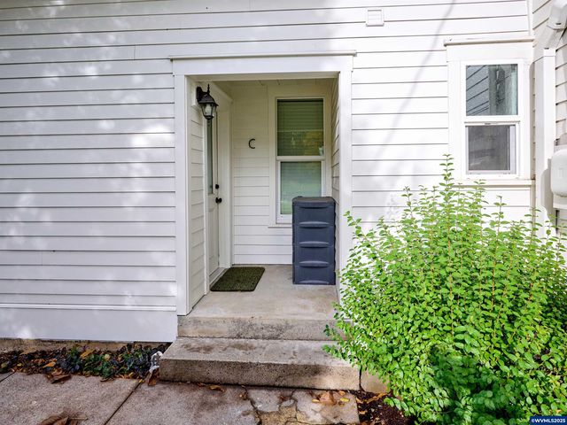 412 W Main St, Silverton, OR 97381