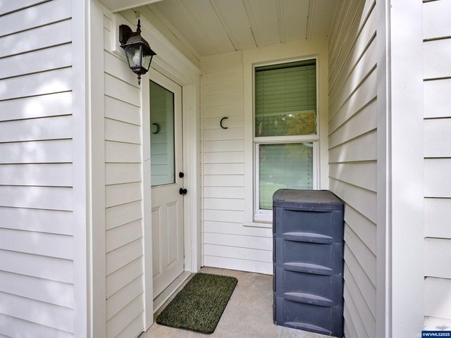 412 W Main St, Silverton, OR 97381