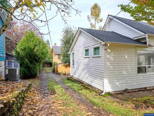 412 W Main St, Silverton, OR 97381