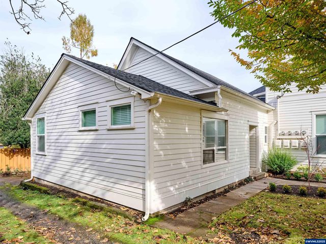 412 W Main St, Silverton, OR 97381