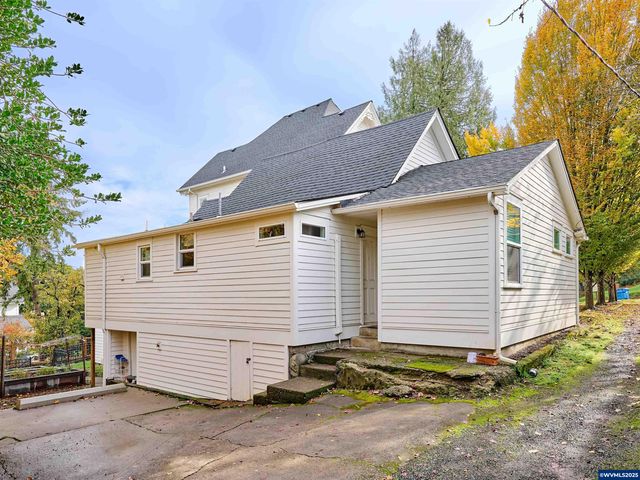 412 W Main St, Silverton, OR 97381