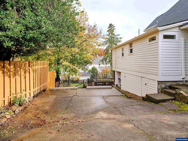 412 W Main St, Silverton, OR 97381