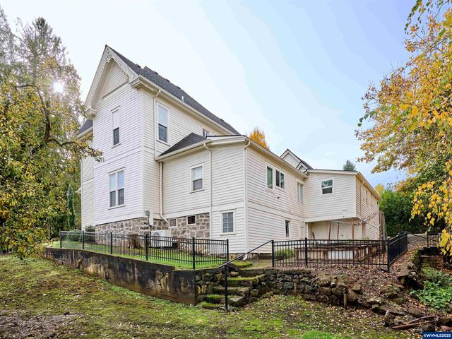 412 W Main St, Silverton, OR 97381