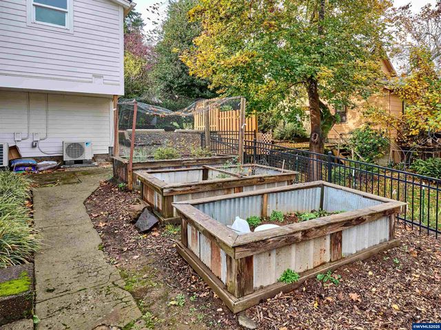 412 W Main St, Silverton, OR 97381