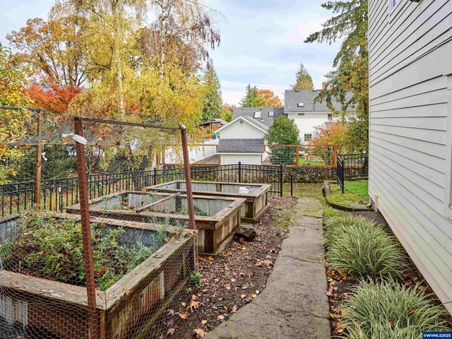 412 W Main St, Silverton, OR 97381