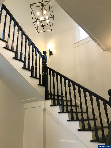 412 W Main St, Silverton, OR 97381