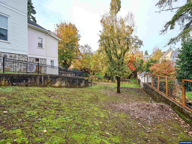 412 W Main St, Silverton, OR 97381