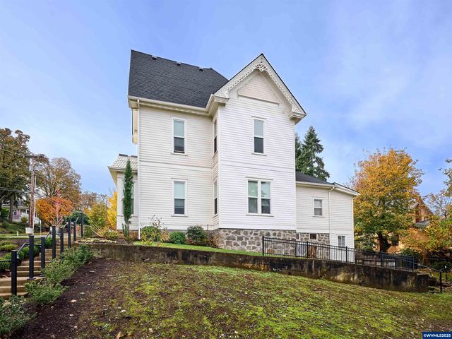 412 W Main St, Silverton, OR 97381