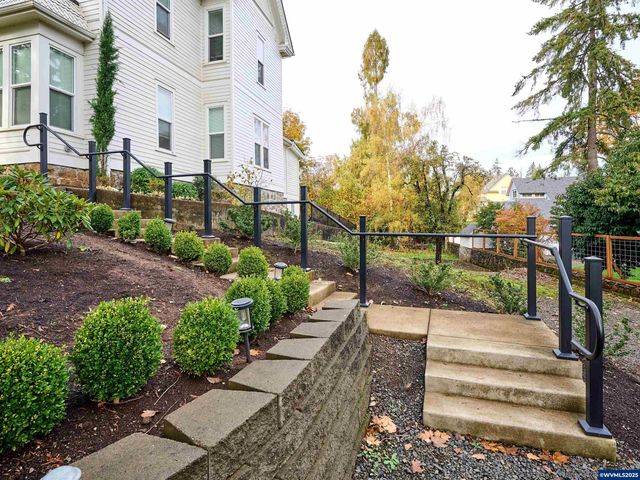 412 W Main St, Silverton, OR 97381