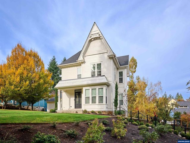 412 W Main St, Silverton, OR 97381