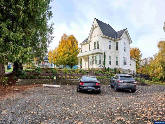 412 W Main St, Silverton, OR 97381