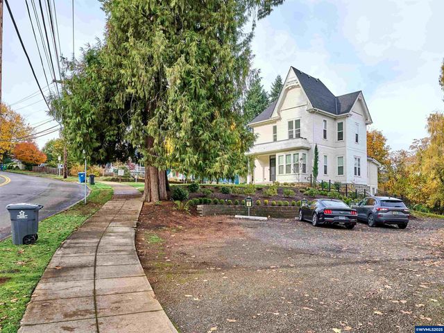 412 W Main St, Silverton, OR 97381