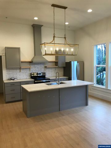 412 W Main St, Silverton, OR 97381