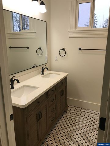 412 W Main St, Silverton, OR 97381