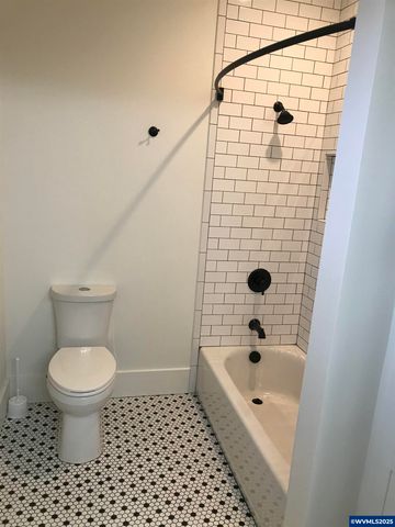 412 W Main St, Silverton, OR 97381