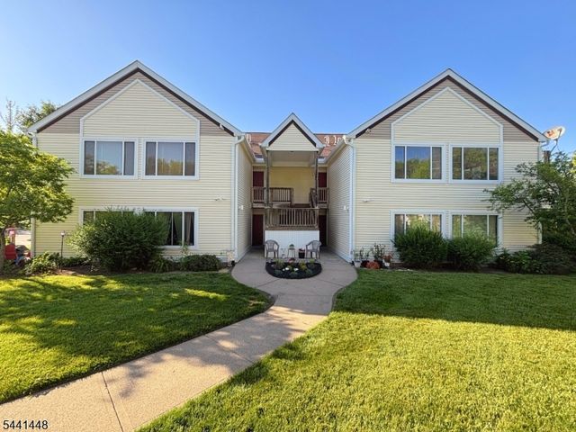 135 Falcon Ridge Way, Hamburg Boro, NJ 07419